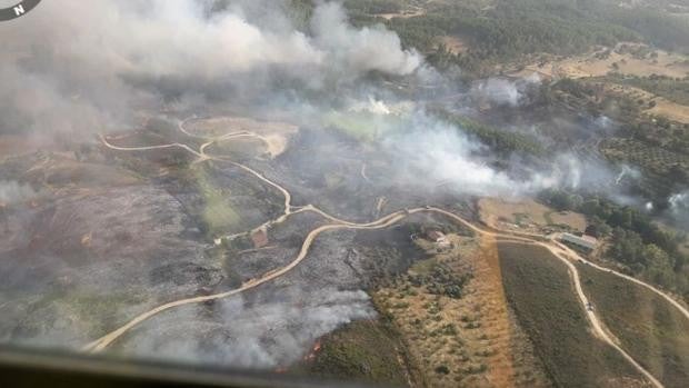 Un incendio obliga a evacuar varias viviendas de El Raso, en el Valle del Tiétar (Ávila)