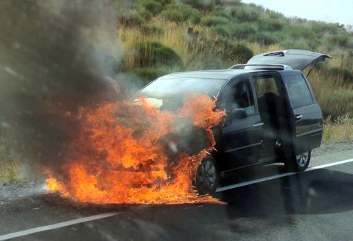 Coche que pudo provoca el incendio