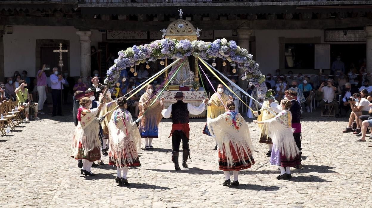 Los vecinos de La Alberca realizan el tradicional ofertorio del Diagosto a la Virgen de la Asunción.
