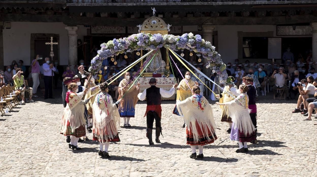 Los vecinos de La Alberca realizan el tradicional ofertorio del Diagosto a la Virgen de la Asunción.