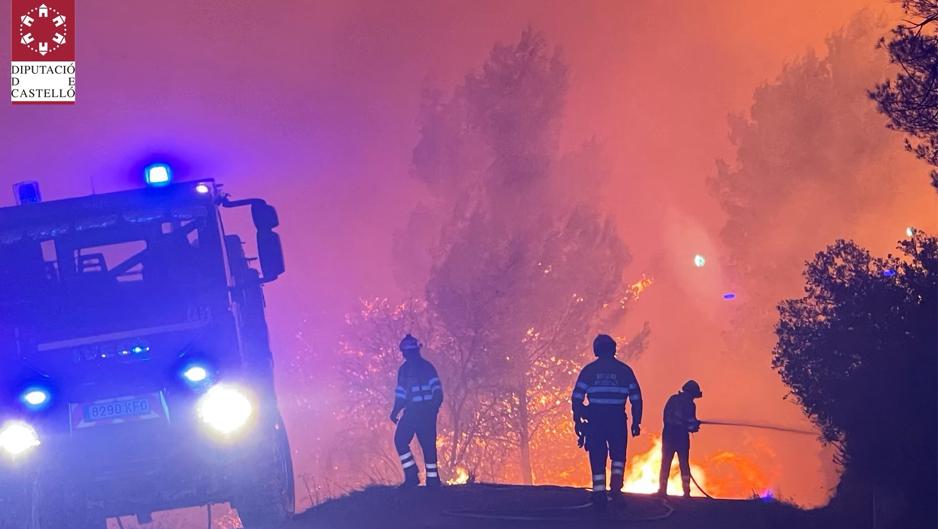 Evacuan a la población en Azuébar por un incendio que ha arrasado 500 hectáreas y ha movilizado a la UME