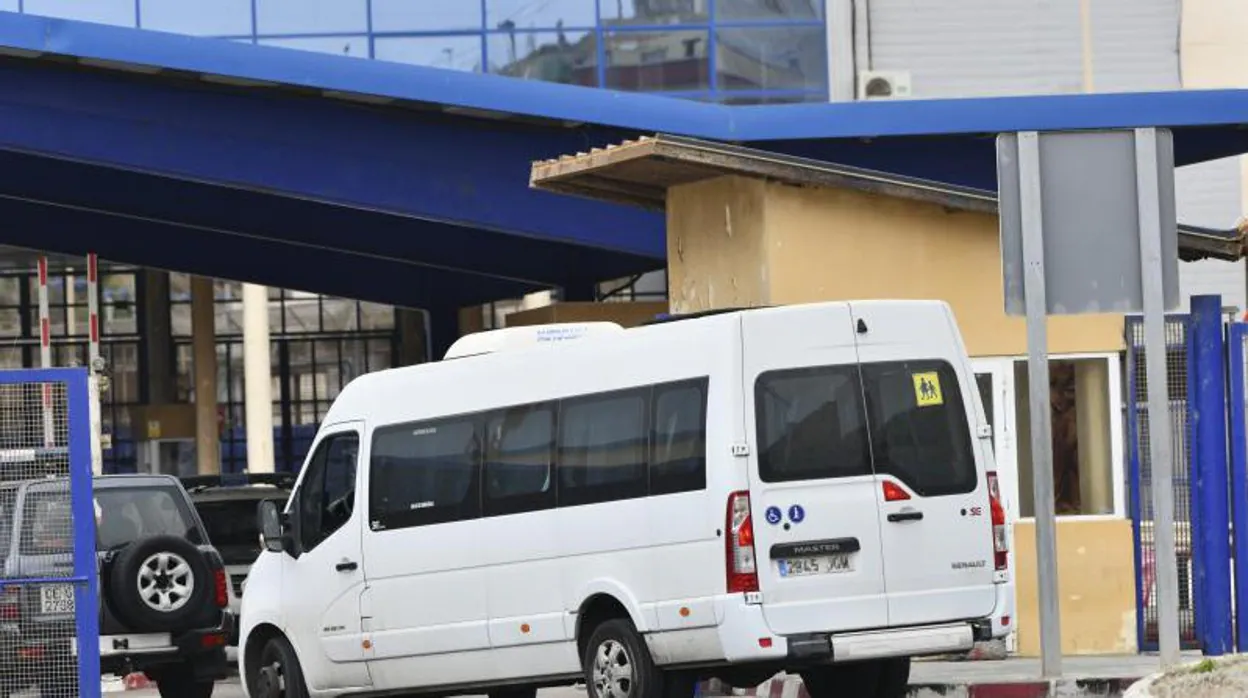 Un minibús lleva en su interior menores marroquíes para su repatriación a su país de origen, en la frontera de Tarajal, a 15 de agosto