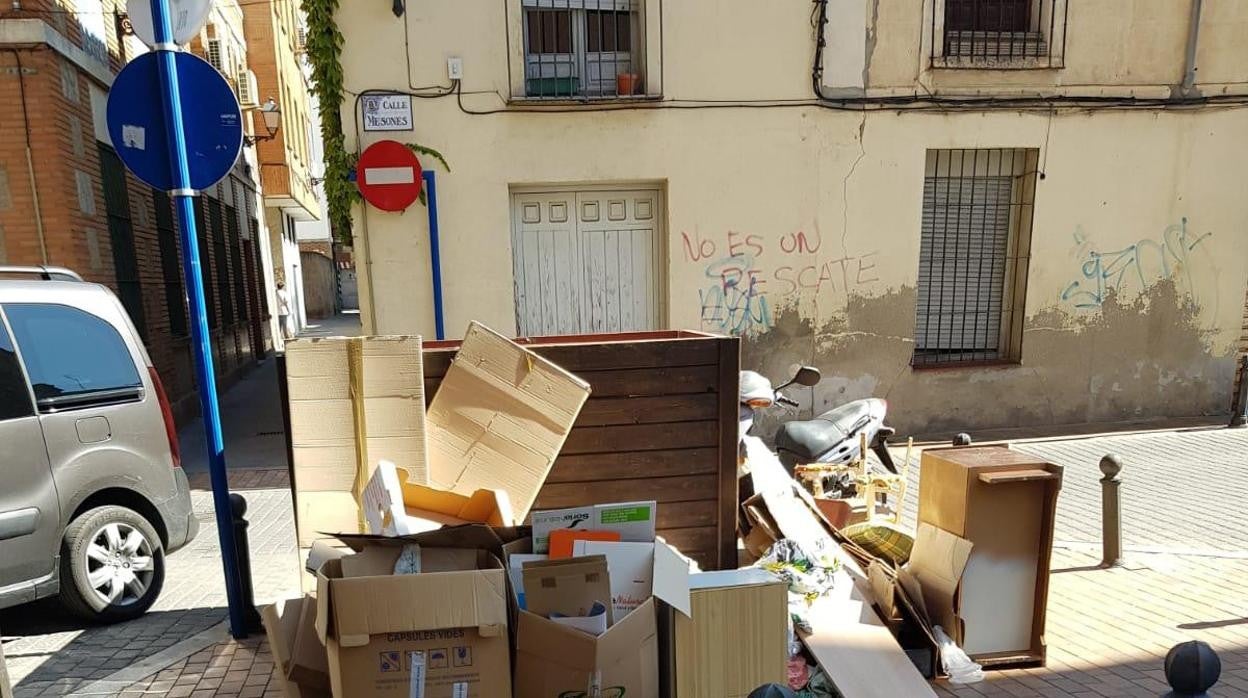 Cajas y basura en las calles de Talavera