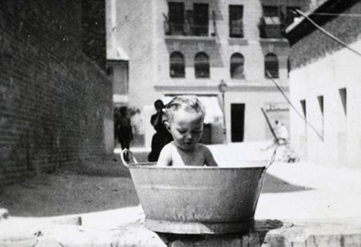 Niña en un barreño en la calle Alcalde Sainz de Baranda