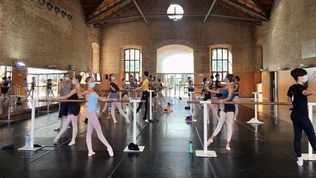 Un centenar de bailarines disfrutan y aprenden en el Campus Internacional Valencia Danza