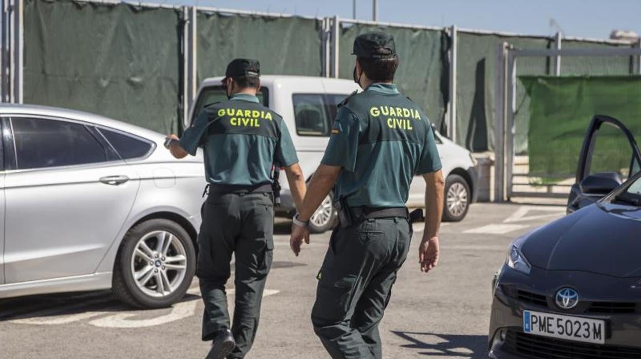 Dos agentes de la Guardia Civil en las calles de Alicante