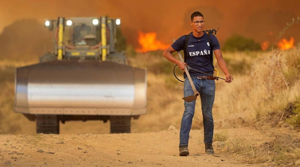 Un joven ayuda a contener el fuego en Navalmoral de la Sierra