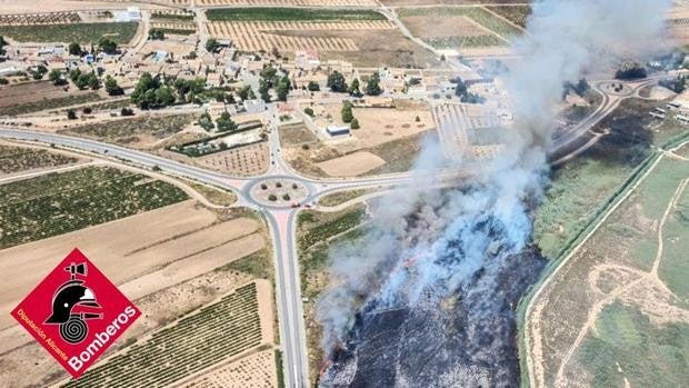 Un incendio forestal en Pinoso dificulta la visibilidad de los aviones en el aeropuerto de Alicante-Elche