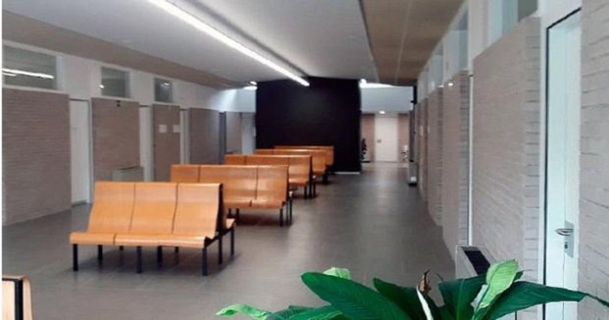 Sala de espera de consultas en el edificio de consultas externas del Complejo Hospitalario de Navarra