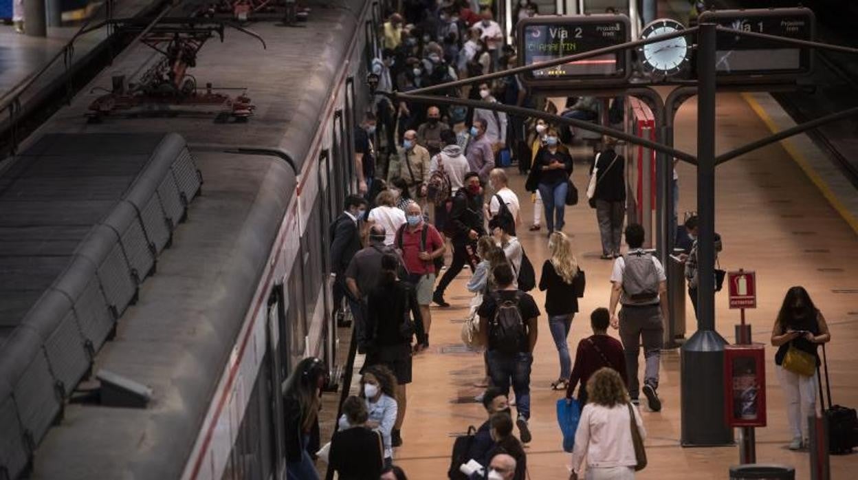 Viajeros en una estación de Cercanías de Renfe en Madrid