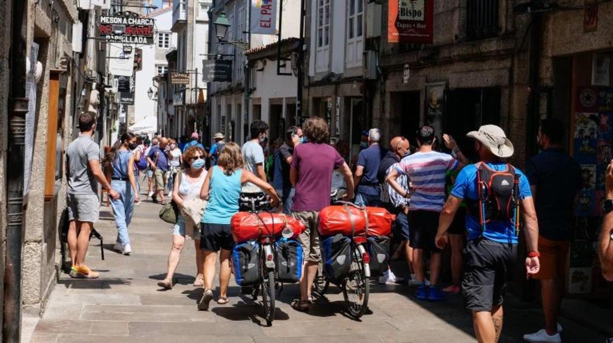 Peregrinos y turistas en la Rúa do Franco, una de las más concurridas de Santiago