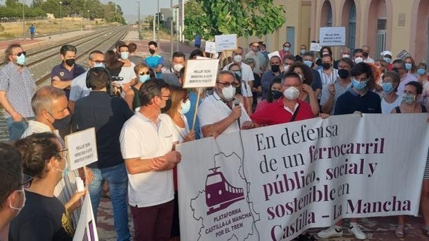 Hellín clama contra el cierre de la línea de tren convencional Albacete-Murcia