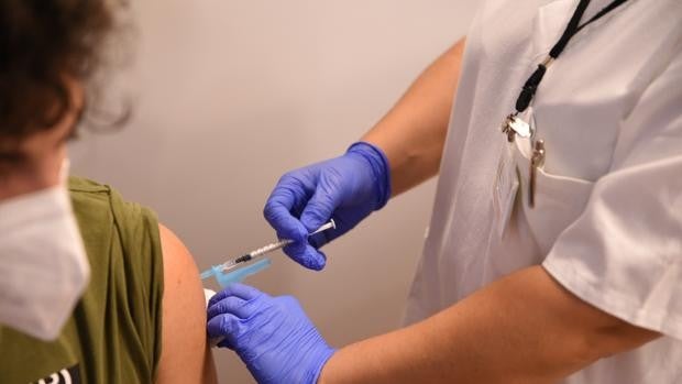 La Generalitat busca a 80.000 valencianos sin móvil que no han recibido la vacuna del coronavirus