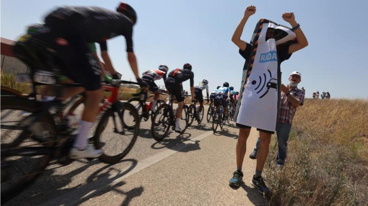 Un aficionado disfrazado de radar anima al pelotón de La Vuelta a España