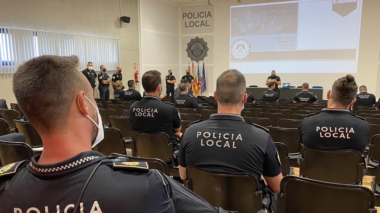 Agentes de la Policía Local de Elche durante un curso de formación