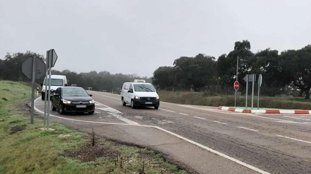 Cruce de la N-502 con la carretera de Navalcán y Parrillas