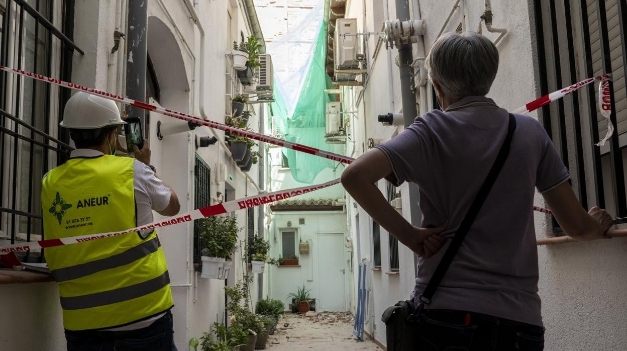 El patio precintado donde han caído los escombros, en Chamberí