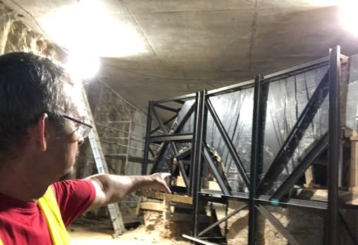 El arqueólogo dirige el traslado del muro del cuartel de San Gil desde el interior del túnel de Ferraz hasta la superficie