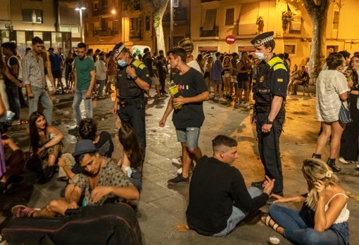 Dos agentes de la Guardia Urbana patrulla en una de las plazas de Gràcia
