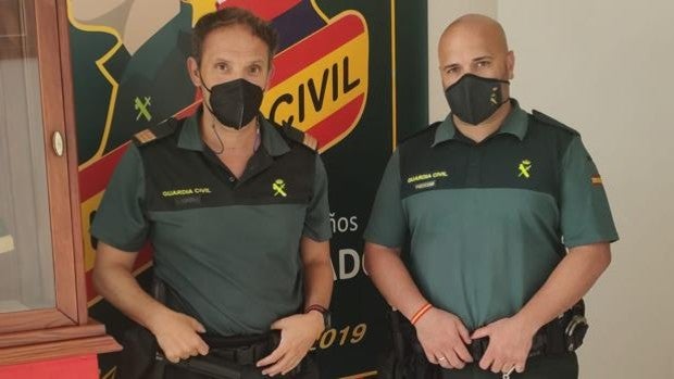 Dos guardias civiles salvan la vida a una mujer al borde de la asfixia por un trozo de fruta en Almoradí