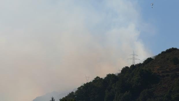 El incendio de Trabadelo corta la LE-5107 y puede afectar a más de 30 hectáreas