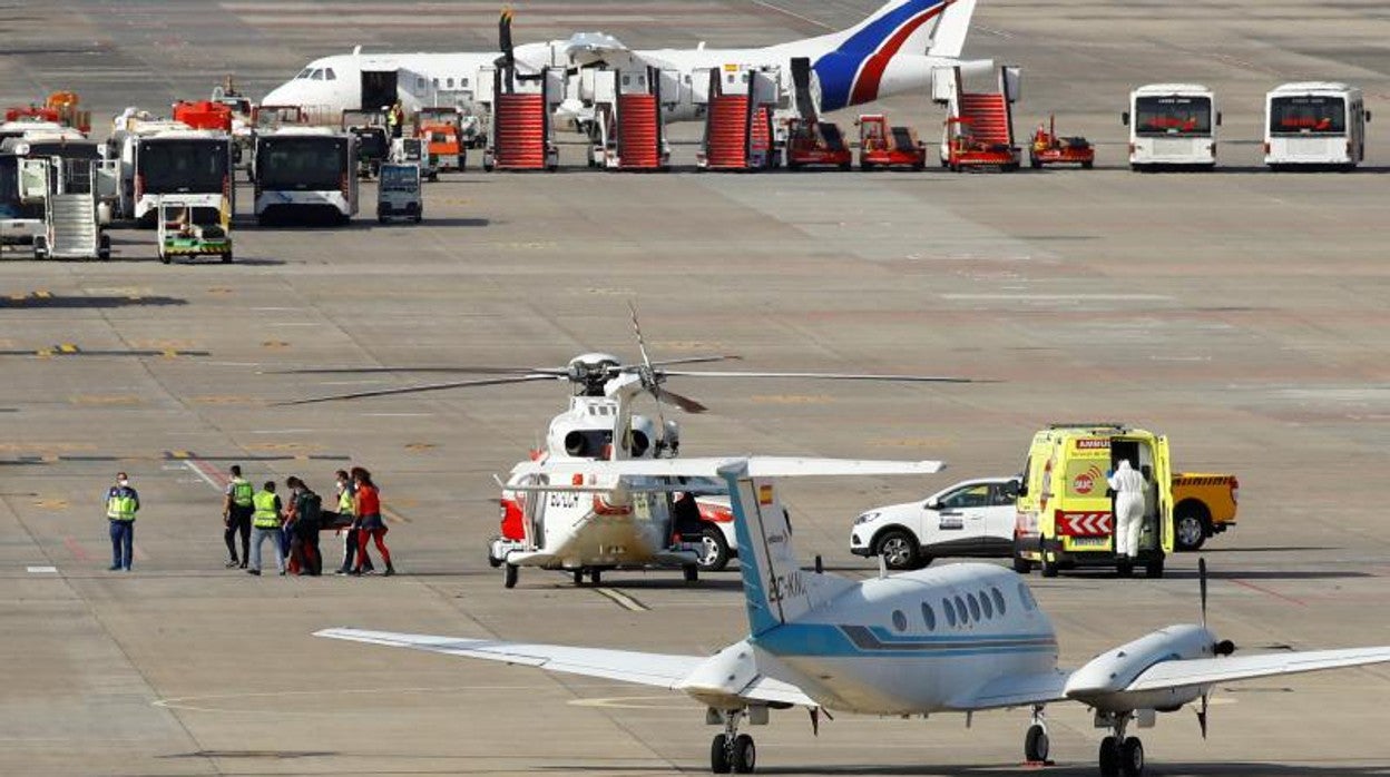 Traslado de la superviviente del helicóptero al centro hospitalario