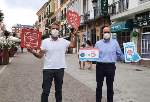 Fernando Suárez, el alcalde, junto con Pablo Vizoso, concelleiro de Economía, Desenvolvemento Local y Turismo, en la presentación de las Panchas este año