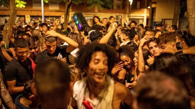Desalojadas 6.000 personas en Barcelona por aglomeraciones el primer viernes sin toque de queda