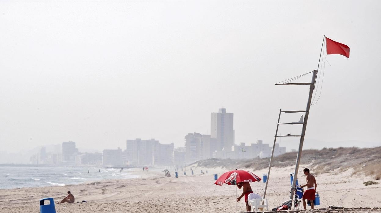 Imagen de archivo de la bandera roja ondeando en una playa en Valencia