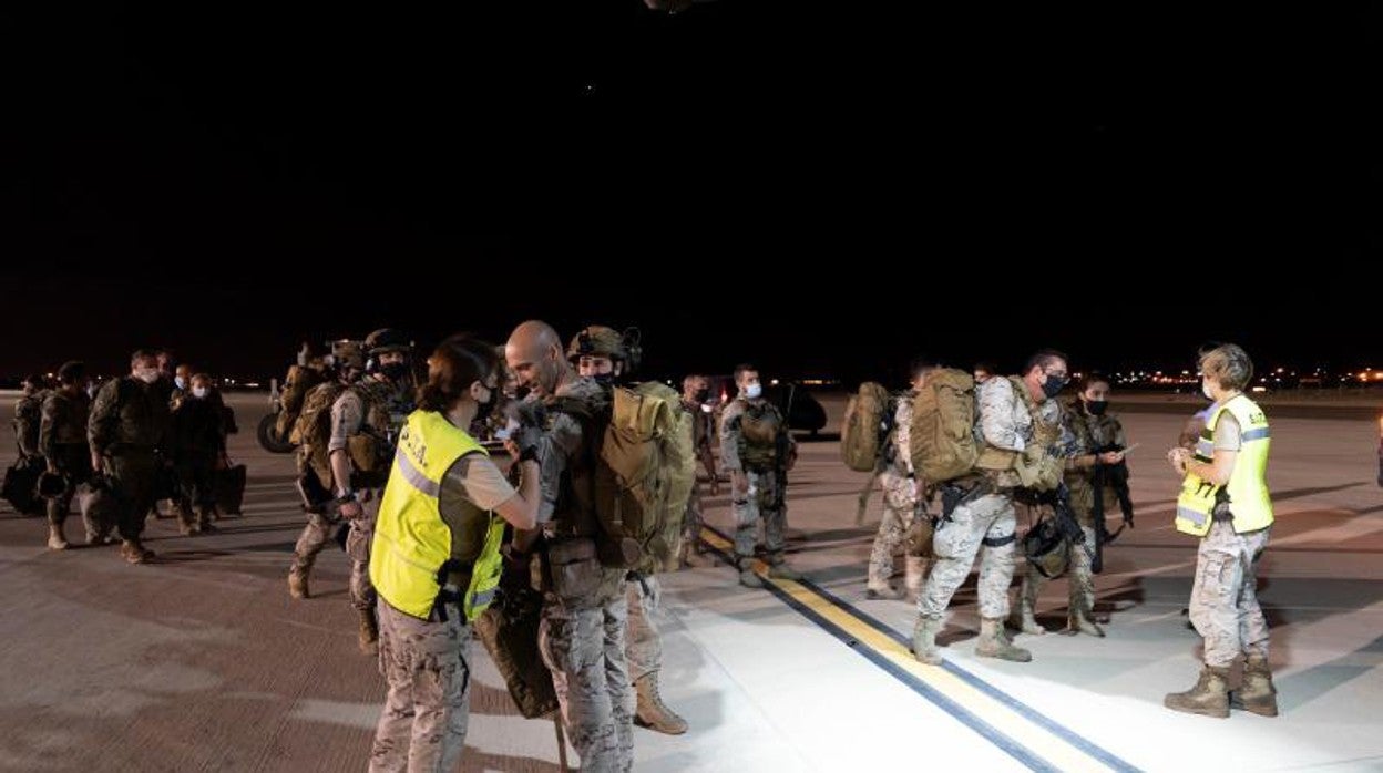 Un grupo de militares del batallón CIMIC del Ejército de Tierra y del Escuadrón de Apoyo al Despliegue Aéreo (EADA) del Ejército del Aire, embarcando en el primer avión A400M de las Fuerzas Armadas