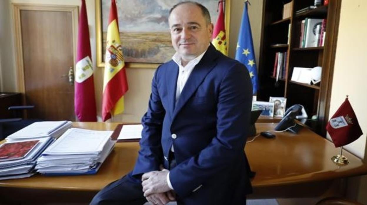 El alcalde de Albacete, Emilio Sáez en su despacho del consistorio