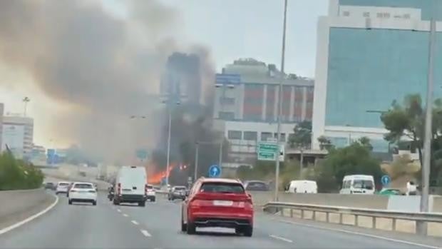 Un incendio junto al hotel de la M-30 afectado en junio por el fuego provoca una gran humareda