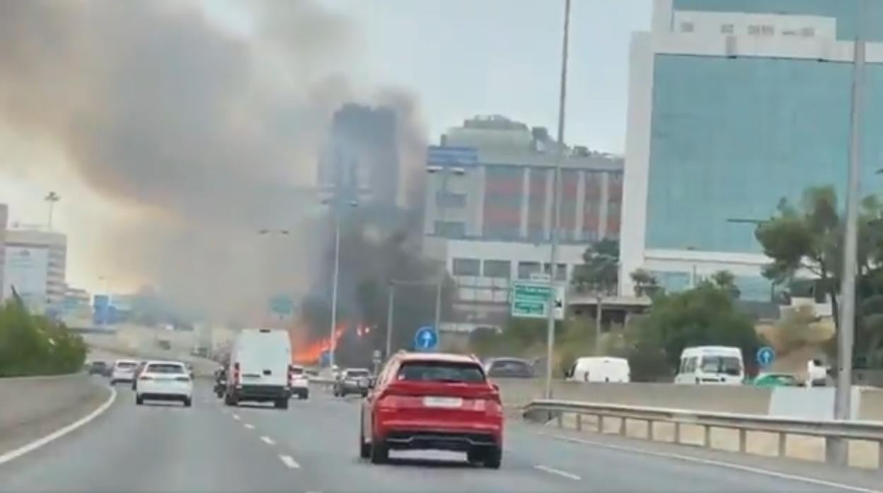 El fuego visto desde la M-30, a la altura del kilómetro 1