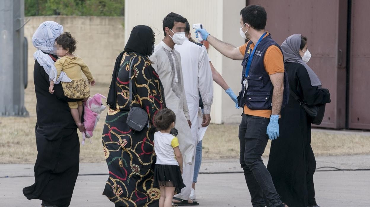 Un grupo de refugiados afganos, después de aterrizar en Torrejón