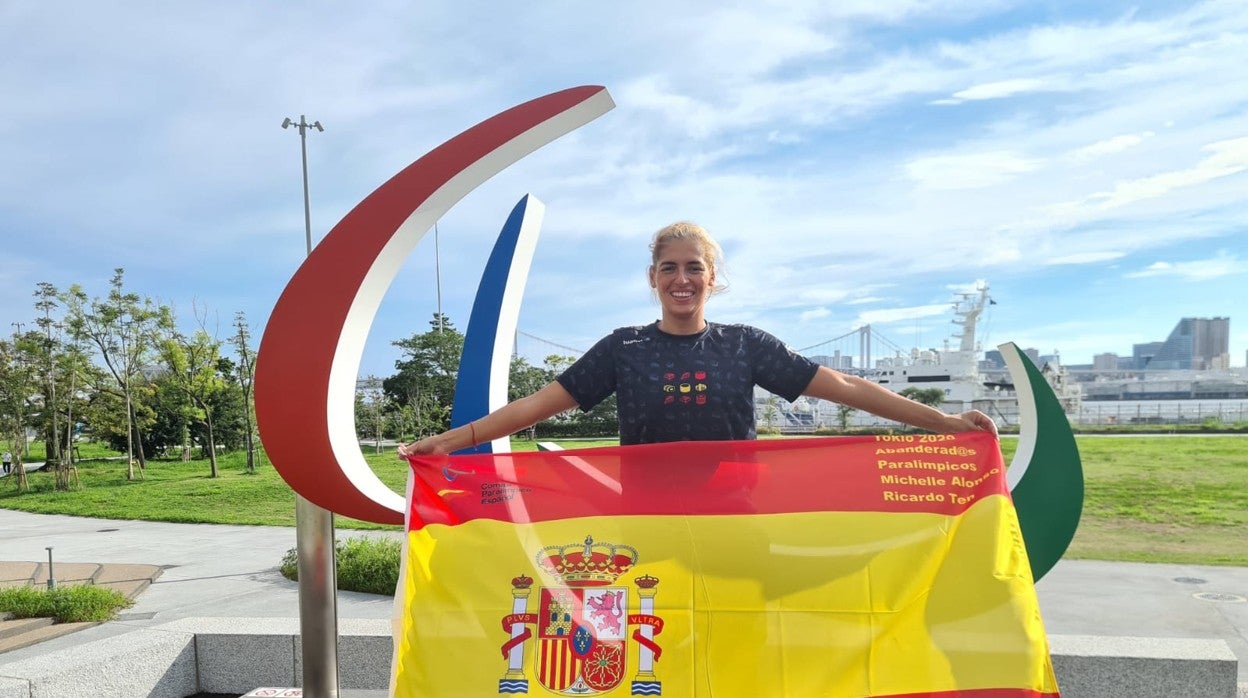 Michelle Alonso posa con la bandera de España