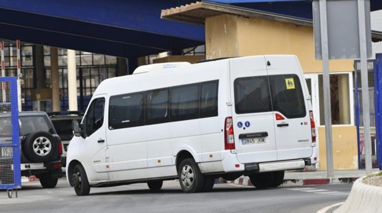 El minibus que trasladaba a menores repatriados por la frontera de El Tarajal