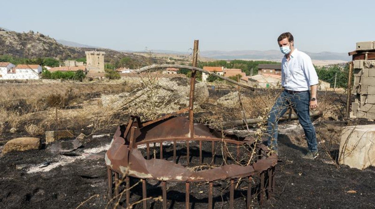 Pablo Casado, durante su visita ayer a Villaviciosa, una de las zonas afectadas por los incendios en Ávila