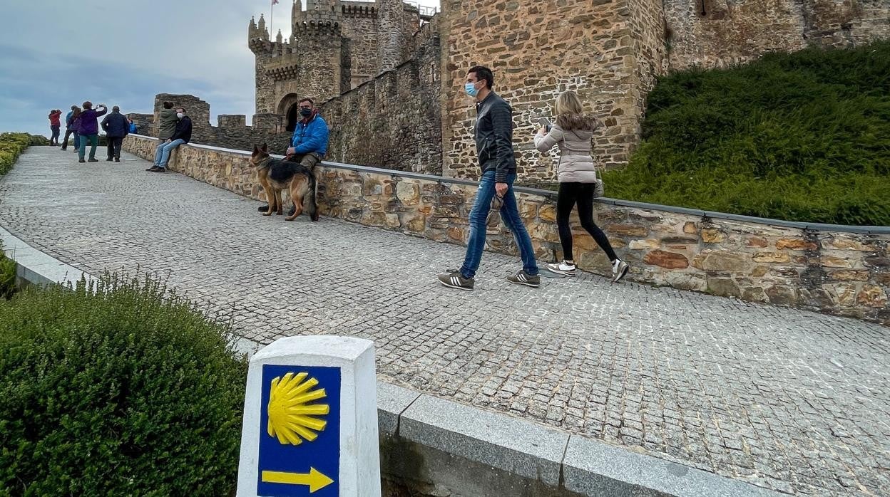 Turistas y vecinos en el entorno de El Bierzo