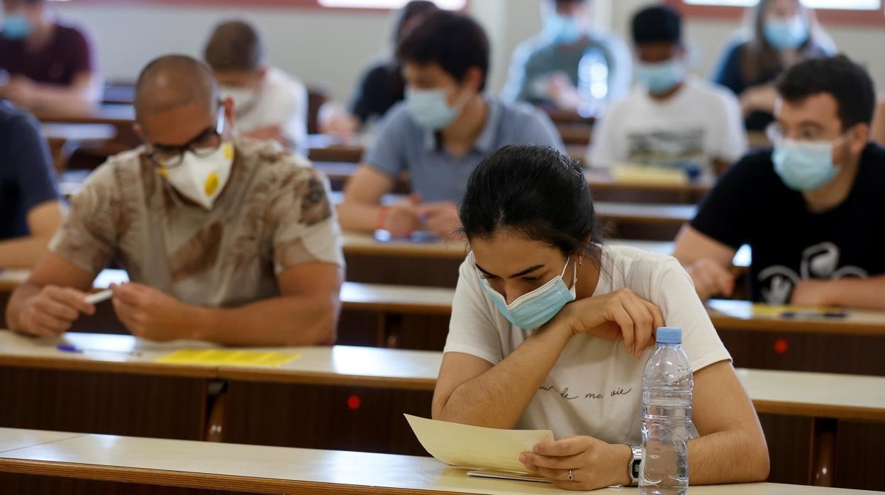 Estudiantes durante un exámen de selectividad