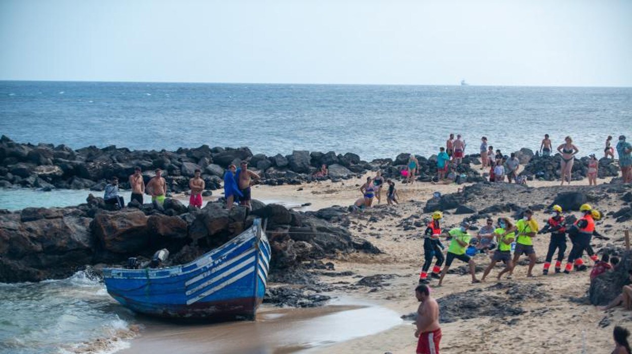 Llegada de una patera a la playa de El Jablillo en Lanzarote