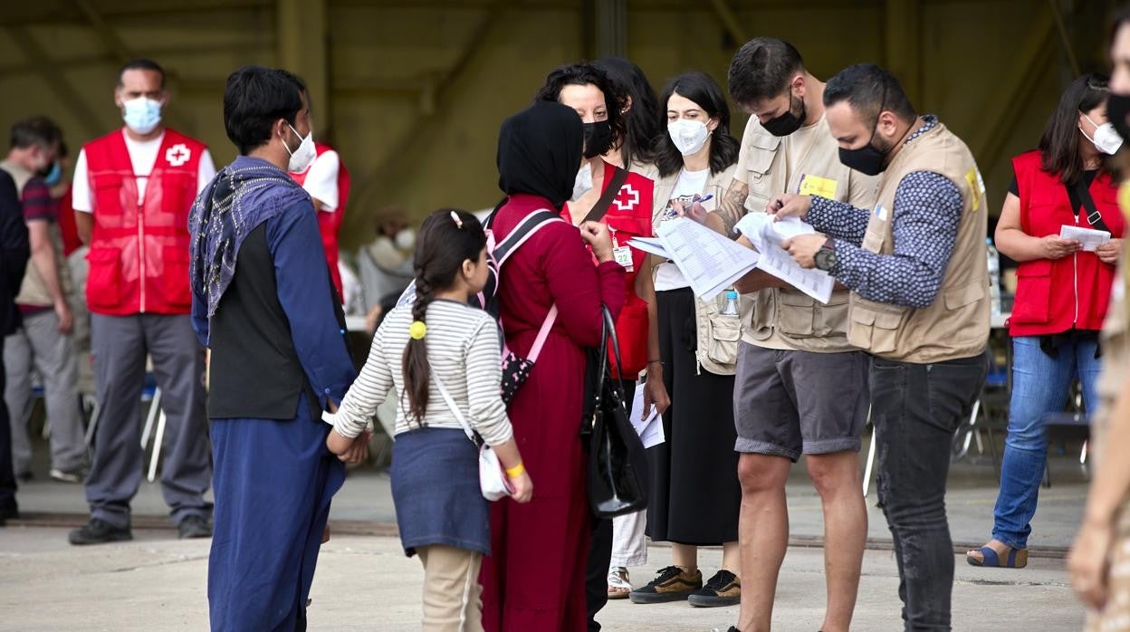 Refugiados afganos, a su llegada a la base aérea de Torrejón de Ardoz