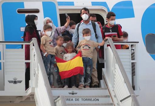 Llegada de una familia afgana, ayer tarde en la base de Torrejón