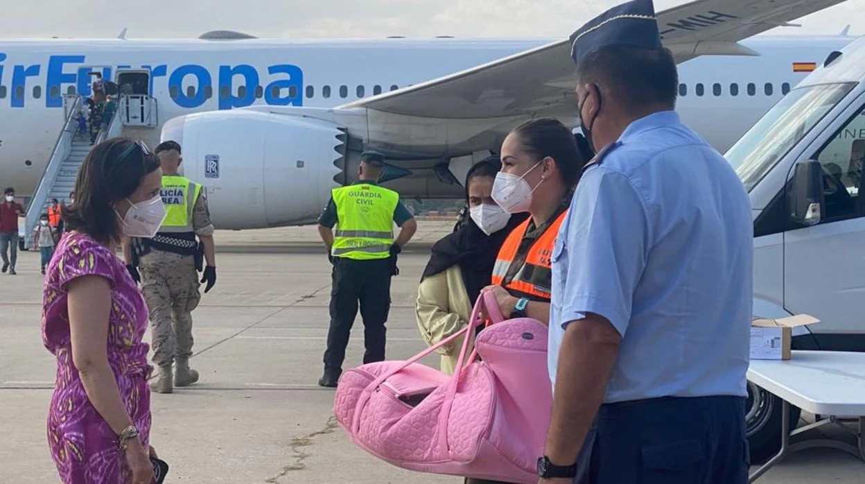 Robles se dirige a una militar con un bebé, a la llegada del avión de Air Europa de esta tarde