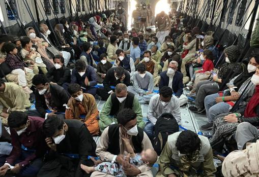 Interior de un avión A400M antes de salir de Kabul