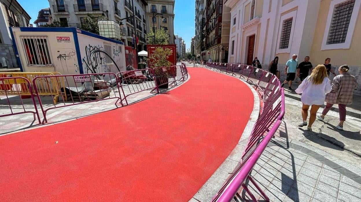 Calzada pintada de rojo en la plaza de Santa Ana.