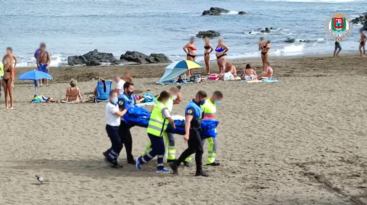 Evacuación del herido en la playa de La Puntilla