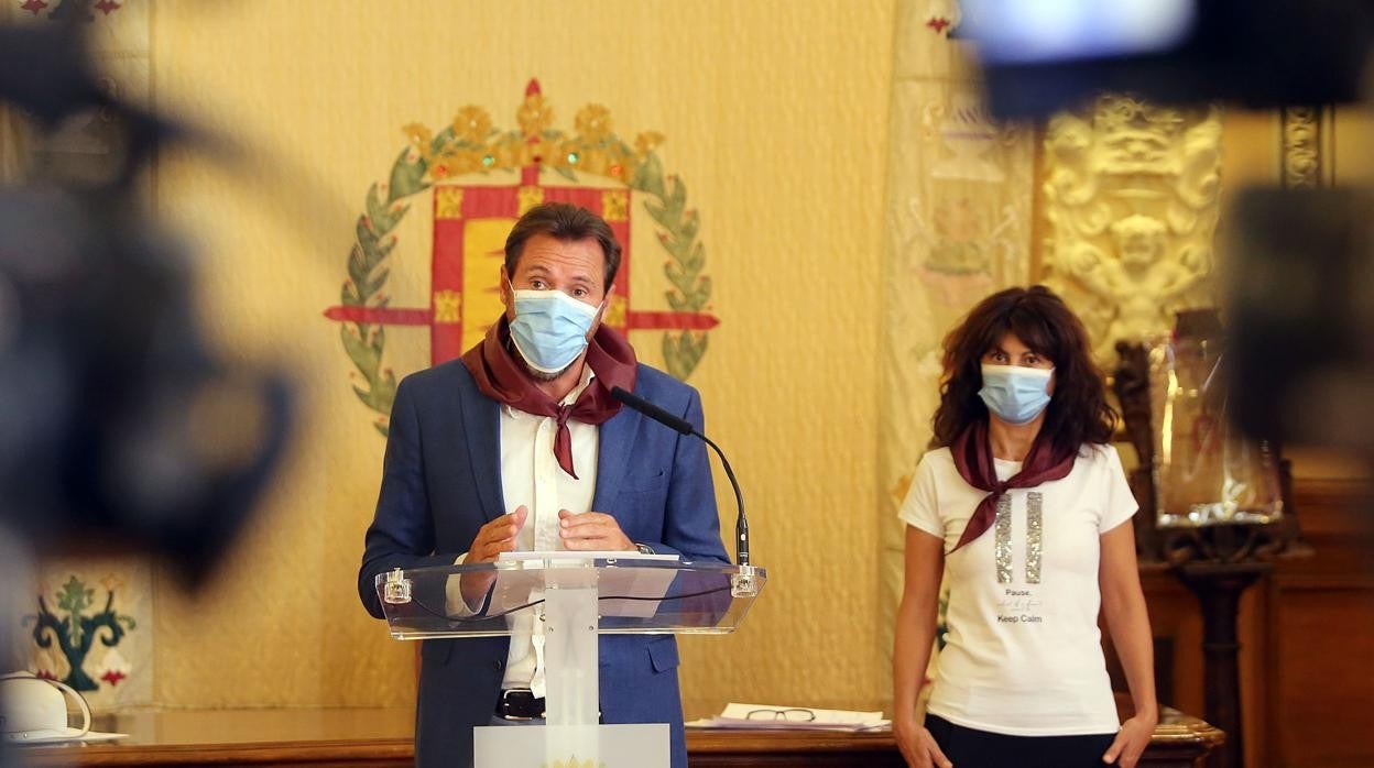 Óscar Puente y Ana Redondo durante la presentación del las fiestas