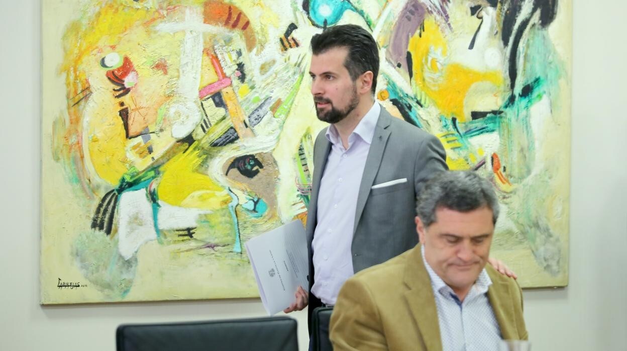 El portavoz del Grupo Socialista, Luis Tudanca, y el procurador de Por Ávila, Pedro Pascual, durante una reunión de la Junta de Portavoces de las Cortes de Castilla y León