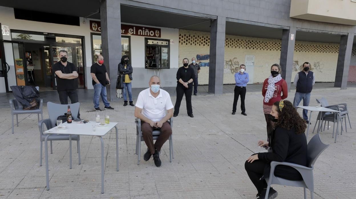 Unos hosteleros afectados por las restricciones en Cáceres