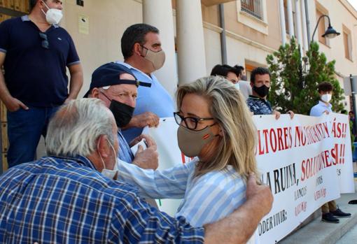 Lola Merino con los agricultores